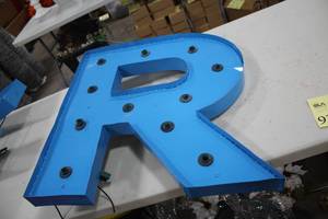 lot 934 image: Metal Letter R Lighted Sign