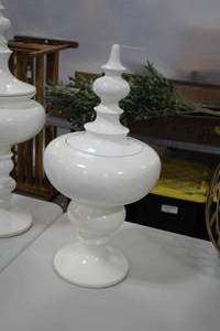 lot 893 image: 25 White Resin Totem Decor