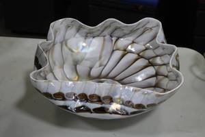 lot 898 image: Decorative Glass Bowl