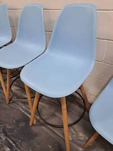 lot 564 image: 42 Blue Bar Chair
