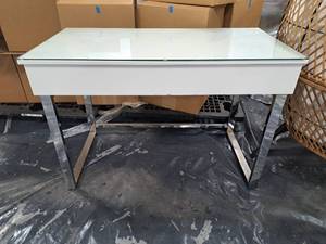 lot 546 image: White Glass Top Adjustable Height Table