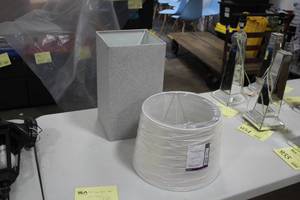 lot 952 image: Lot of (2) Lamp Shades
