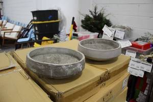 lot 1217 image: Lot of (2) Pots