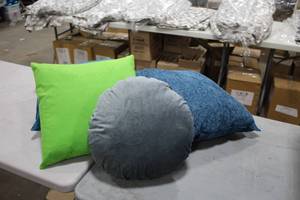 lot 1271 image: Lot of (4) Throw Pillows