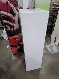 lot 526 image: 42 Acrylic Display Stand