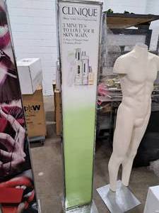 lot 528 image: Metal Display Stand