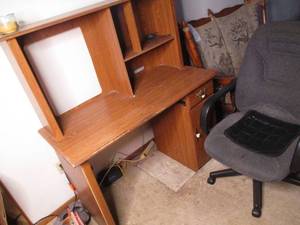 Mid sized wood desk wilth Hutch sty...
