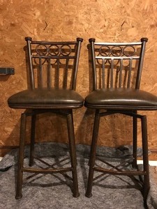 lot 100 image: 2 bar stools