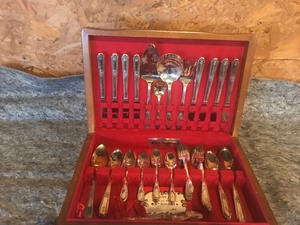 lot 117 image: Wm. Rogers silver plate silverware set in wooden box