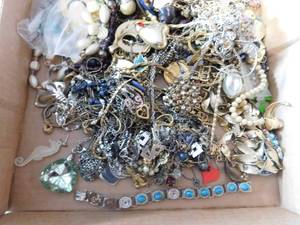 lot 30 image: Box of jewelery