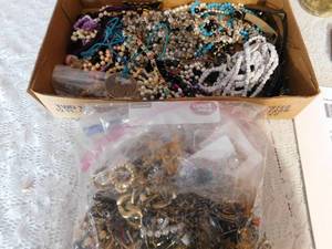 lot 32 image: Box of jewelery