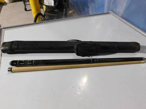 lot 42 image: Pool cue w case