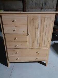 lot 3 image: Armoire