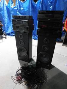 lot 4 image: Technics sterio system w cords