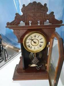 lot 76 image: Vintage clock