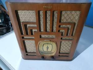 lot 80 image: Vintage battery operated radio