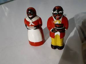 lot 83 image: Vintage Aunt jamima S & P shakers and vintage clothespins