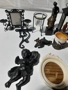 lot 185 image: Metal and ceramic dcor