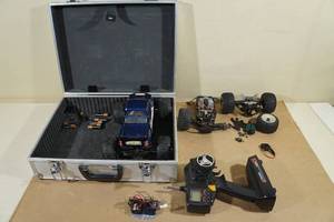 lot 38 image: Losi Mini LST Electric Remote Control Truck with Parts