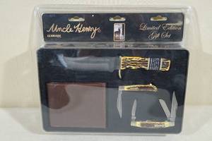 lot 91 image: Schrade Uncle Henry Limited Edition Gift Set - 3 Knives, Wallet