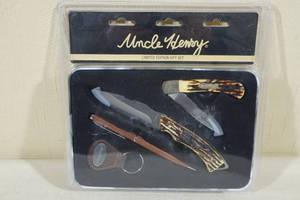 lot 92 image: Schrade Uncle Henry Limited Edition Gift Set - 2 Knives, Pen, Keychain