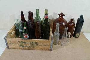 lot 251 image: Vintage Shipping Crate wiith Assorted Glass Bottles - Hi-Lex, Coke, 7 Up