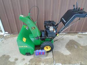 John Deere TRS26 snow blower. Used condition. Tested & works. As shown. THIS ITEM HAS A RESERVE.