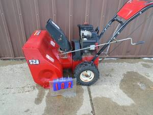 Estate 5hp 23 snow blower. Good used condition. Tested & works. As shown.