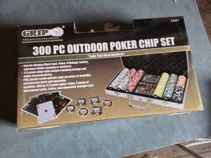 lot 29 image: 300 Piece Outdoor Poker Chip Set