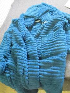 lot 17 image: Geneva Home Fashion Textured Robe &...