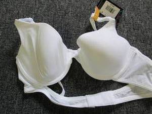 lot 32 image: Maidenform Ladies One Fabulous T-...