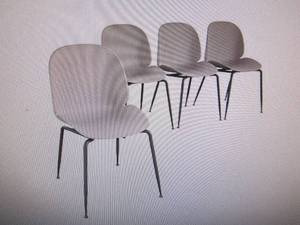 lot 62 image: CosmoLiving by Cosmopolitan Aria Co...