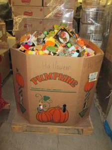 lot 236 image: Pallet of Halloween ...