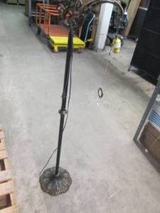 lot 286 image: 4 foot lamp ...