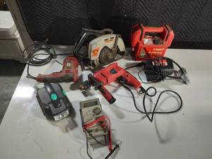 Lot of Hand Power Tools, Circular Saw, Drill, Charge Pack
