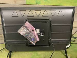 lot 981 image: 32S335 TCL - 32 Class 3-Series 720P HD LED Roku Smart TV