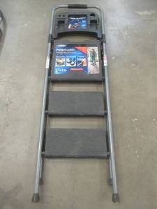 lot 56 image: Step Ladder, Top Tool Tray Missing Screw, Top Step is 29 from floor - Used in Warehouse, SOLD AS IS