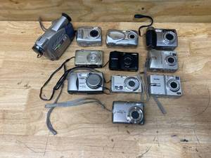 lot 92 image: Lot of Digital Cameras