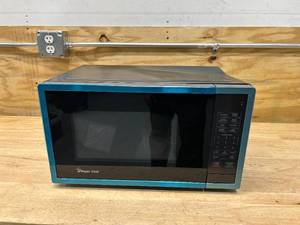 lot 44 image: MAGIC CHEF 0.9 cu. ft. 900-Watt Countertop Microwave in Stainless Steel