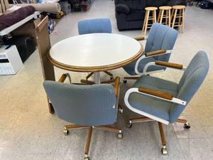 Round Table & 4 Chairs of Wheels
