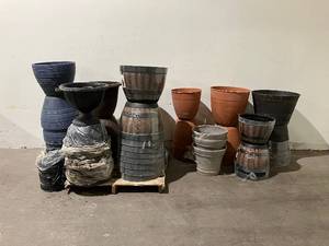 lot 47 image: Pallet of Medium to Large Planter Pots.