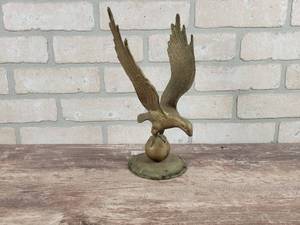 lot 187 image: Vintage Solid Brass Eagle Statue on Globe and Base - Approx. 10.5 Tall
