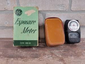 lot 221 image: Vintage GE Model DW-68 Exposure Meter w Original Box
