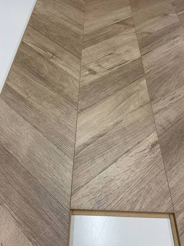 632 SF of Mohawk Water Resistant Laminate Flooring 7.5x 54 OAK - LL