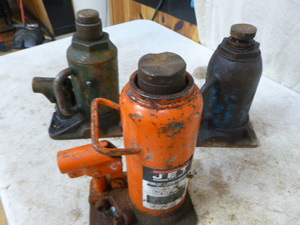 3 Hydraulic Jacks