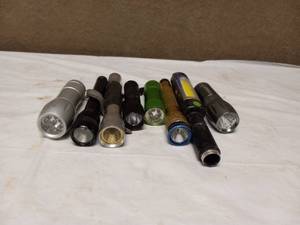 (8) FLASHLIGHTS