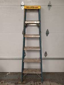WERNER BLUE 8FT FIBERGLASS LADDER