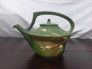 lot 48 image: MCM Roseville Pottery Snowberry Green Teapot