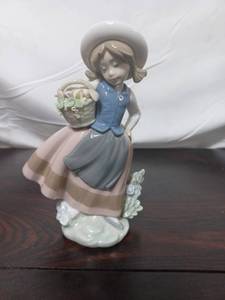lot 8 image: Vintage Lladro Sweet Scent Figurine