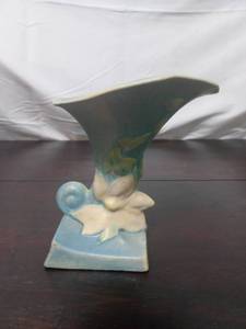 lot 9 image: Vintage Roseville Pottery Clematis Cornucopia Vase